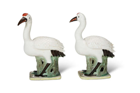 A PAIR OF CHINESE EXPORT PORCELAIN MODELS OF CRANES - фото 3