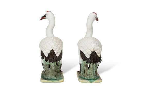 A PAIR OF CHINESE EXPORT PORCELAIN MODELS OF CRANES - Foto 4