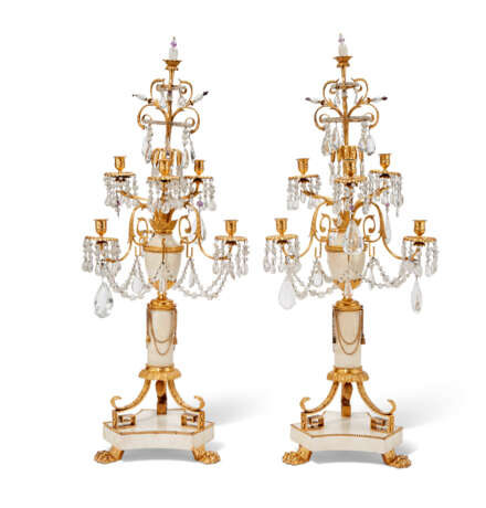 A PAIR OF NORTH EUROPEAN CUT-GLASS-MOUNTED ORMOLU AND WHITE MARBLE SIX-LIGHT CANDELABRA - Foto 2
