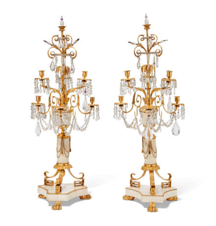 A PAIR OF NORTH EUROPEAN CUT-GLASS-MOUNTED ORMOLU AND WHITE MARBLE SIX-LIGHT CANDELABRA - Foto 3