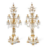 A PAIR OF NORTH EUROPEAN CUT-GLASS-MOUNTED ORMOLU AND WHITE MARBLE SIX-LIGHT CANDELABRA - Foto 3
