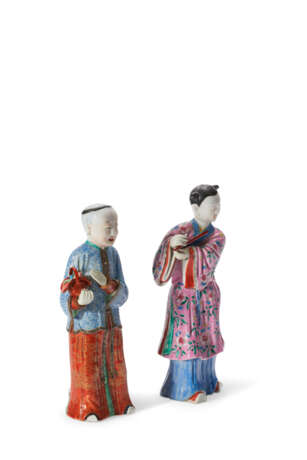 TWO CHINESE EXPORT PORCELAIN FAMILLE ROSE FIGURES - фото 3