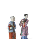 TWO CHINESE EXPORT PORCELAIN FAMILLE ROSE FIGURES - Foto 3