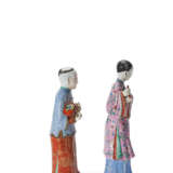 TWO CHINESE EXPORT PORCELAIN FAMILLE ROSE FIGURES - photo 4