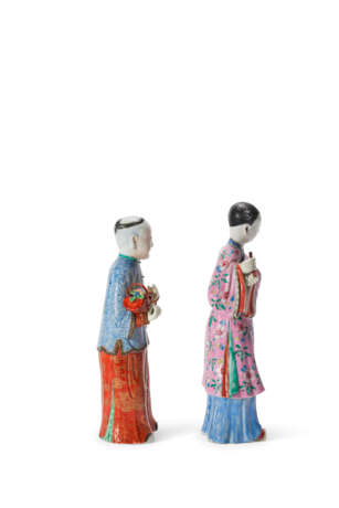 TWO CHINESE EXPORT PORCELAIN FAMILLE ROSE FIGURES - фото 4