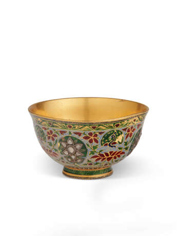 AN ENAMELLED GOLD WINE CUP - Foto 2