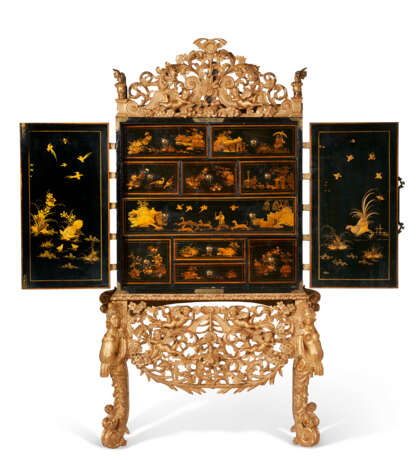 A WILLIAM AND MARY GREEN AND GILT-JAPANNED CABINET ON GILTWOOD STAND - фото 2