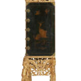A WILLIAM AND MARY GREEN AND GILT-JAPANNED CABINET ON GILTWOOD STAND - Foto 8