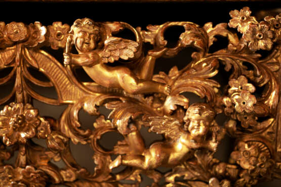A WILLIAM AND MARY GREEN AND GILT-JAPANNED CABINET ON GILTWOOD STAND - Foto 9