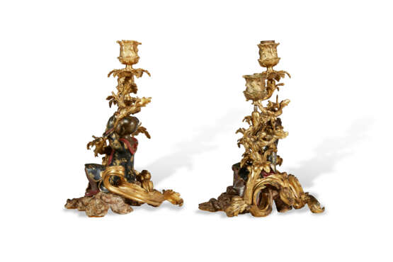 A PAIR OF FRENCH ORMOLU AND LACQUERED-BRONZE TWO-LIGHT CANDELABRA - фото 5