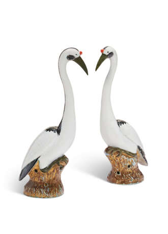 A LARGE PAIR OF CHINESE EXPORT PORCELAIN MODELS OF CRANES - photo 1