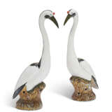 A LARGE PAIR OF CHINESE EXPORT PORCELAIN MODELS OF CRANES - Foto 1