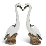 A LARGE PAIR OF CHINESE EXPORT PORCELAIN MODELS OF CRANES - Foto 2