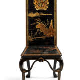 A PAIR OF GEORGE I BLACK, RED AND GILT-JAPANNED AND CHINESE LACQUER HALL CHAIRS - photo 2