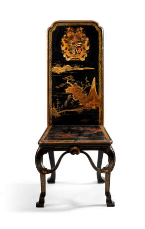 A PAIR OF GEORGE I BLACK, RED AND GILT-JAPANNED AND CHINESE LACQUER HALL CHAIRS - Foto 2