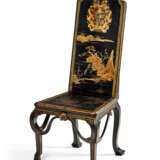 A PAIR OF GEORGE I BLACK, RED AND GILT-JAPANNED AND CHINESE LACQUER HALL CHAIRS - photo 3