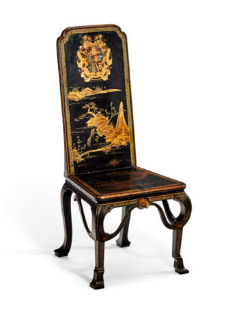 A PAIR OF GEORGE I BLACK, RED AND GILT-JAPANNED AND CHINESE LACQUER HALL CHAIRS - Foto 4