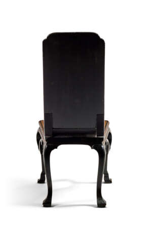 A PAIR OF GEORGE I BLACK, RED AND GILT-JAPANNED AND CHINESE LACQUER HALL CHAIRS - Foto 6