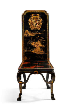 A PAIR OF GEORGE I BLACK, RED AND GILT-JAPANNED AND CHINESE LACQUER HALL CHAIRS - Foto 10