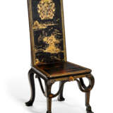A PAIR OF GEORGE I BLACK, RED AND GILT-JAPANNED AND CHINESE LACQUER HALL CHAIRS - Foto 12