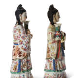 A LARGE PAIR OF CHINESE EXPORT PORCELAIN FIGURAL COURT LADY CANDLEHOLDERS - фото 2