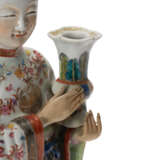 A LARGE PAIR OF CHINESE EXPORT PORCELAIN FIGURAL COURT LADY CANDLEHOLDERS - фото 4