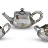 AN AMERICAN SILVER AND MIXED METAL THREE-PIECE `BACHELOR` TEA SERVICE - Foto 1