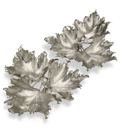 A PAIR OF ITALIAN SILVER LEAF-FORM TRIPARTITE CENTERPIECE DISHES - фото 1