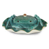 A CHINESE EXPORT PORCELAIN TURQUOISE-GLAZED CRAB TUREEN AND COVER - Foto 3