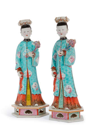 A LARGE PAIR OF CHINESE EXPORT PORCELAIN NODDING HEAD LADIES - фото 1