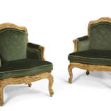 A PAIR OF FRENCH GILTWOOD BERGERES - фото 1