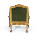 A PAIR OF FRENCH GILTWOOD BERGERES - Foto 5