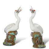 A PAIR OF CHINESE EXPORT PORCELAIN MODELS OF CRANES - Foto 1