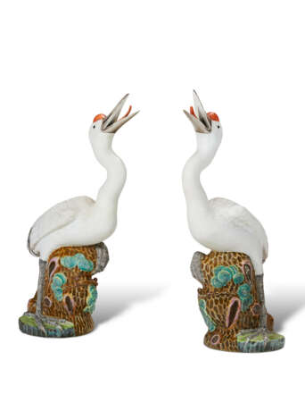 A PAIR OF CHINESE EXPORT PORCELAIN MODELS OF CRANES - photo 1