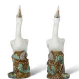 A PAIR OF CHINESE EXPORT PORCELAIN MODELS OF CRANES - Foto 2