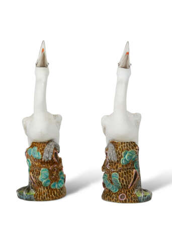 A PAIR OF CHINESE EXPORT PORCELAIN MODELS OF CRANES - photo 2
