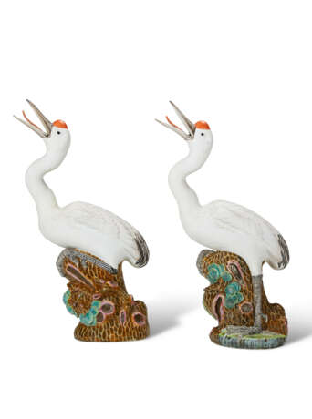 A PAIR OF CHINESE EXPORT PORCELAIN MODELS OF CRANES - Foto 3