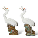 A PAIR OF CHINESE EXPORT PORCELAIN MODELS OF CRANES - Foto 3