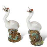A PAIR OF CHINESE EXPORT PORCELAIN MODELS OF CRANES - фото 4
