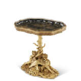 AN EARLY VICTORIAN PAPIER-MACH&#201; TRAY ON A GILTWOOD STAND - Foto 3