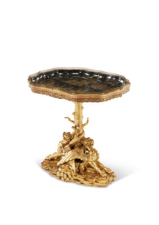 AN EARLY VICTORIAN PAPIER-MACH&#201; TRAY ON A GILTWOOD STAND - Foto 3