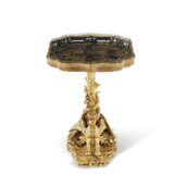 AN EARLY VICTORIAN PAPIER-MACH&#201; TRAY ON A GILTWOOD STAND - Foto 4
