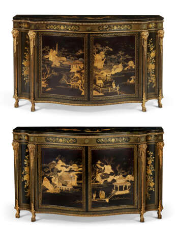 A PAIR OF GEORGE III GILT-METAL-MOUNTED CHINESE BLACK AND GILT-LACQUER AND JAPANNED COMMODES - Foto 1