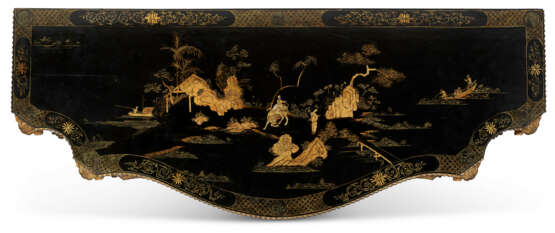 A PAIR OF GEORGE III GILT-METAL-MOUNTED CHINESE BLACK AND GILT-LACQUER AND JAPANNED COMMODES - Foto 3