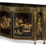 A PAIR OF GEORGE III GILT-METAL-MOUNTED CHINESE BLACK AND GILT-LACQUER AND JAPANNED COMMODES - Foto 4