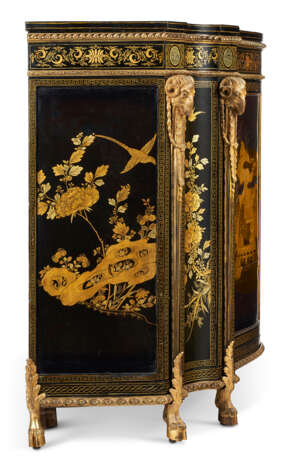 A PAIR OF GEORGE III GILT-METAL-MOUNTED CHINESE BLACK AND GILT-LACQUER AND JAPANNED COMMODES - фото 6