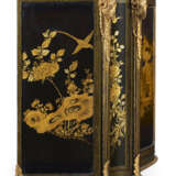 A PAIR OF GEORGE III GILT-METAL-MOUNTED CHINESE BLACK AND GILT-LACQUER AND JAPANNED COMMODES - Foto 6