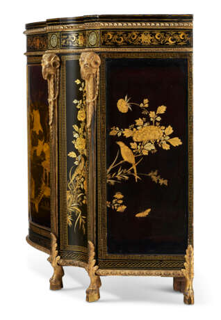 A PAIR OF GEORGE III GILT-METAL-MOUNTED CHINESE BLACK AND GILT-LACQUER AND JAPANNED COMMODES - фото 7