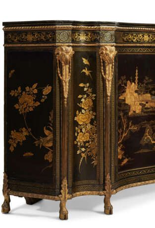 A PAIR OF GEORGE III GILT-METAL-MOUNTED CHINESE BLACK AND GILT-LACQUER AND JAPANNED COMMODES - фото 14