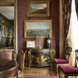 A PAIR OF GEORGE III GILT-METAL-MOUNTED CHINESE BLACK AND GILT-LACQUER AND JAPANNED COMMODES - Foto 16